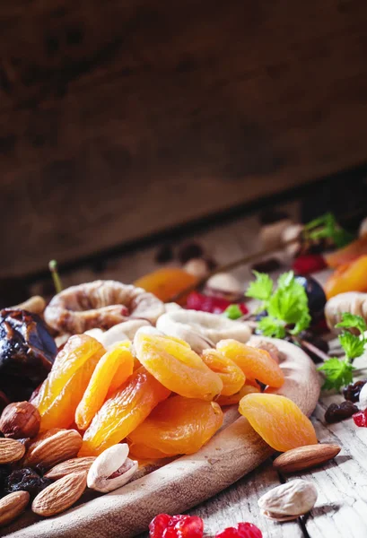 Dried apricots, dates, raisins and various nuts — Stock fotografie