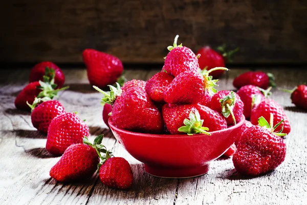 Frische Erdbeeren in einer roten Schüssel — Stockfoto