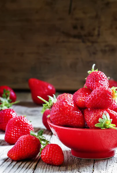 Fresas frescas en un tazón rojo — Foto de Stock