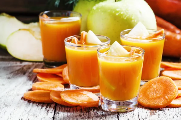 Apple-carrot fresh smoothies — Stock Photo, Image