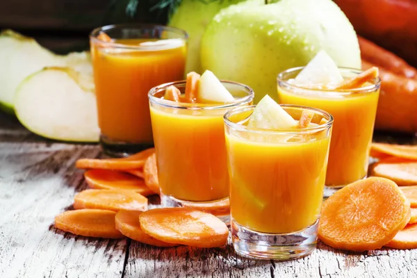 Apple-carrot verse smoothies — Stockfoto