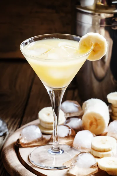 Жовтий коктейль з віскі, бананом та льодом — стокове фото