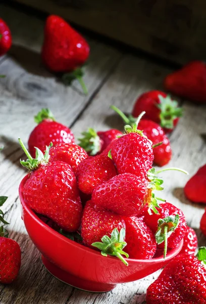 Fresas frescas en un tazón rojo —  Fotos de Stock