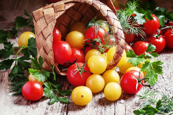 Цветные помидоры черри в плетеной корзине — стоковое фото