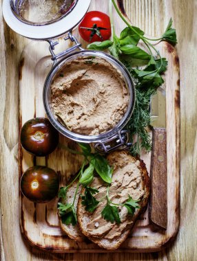 Ev yapımı karaciğer pate cam kavanozda