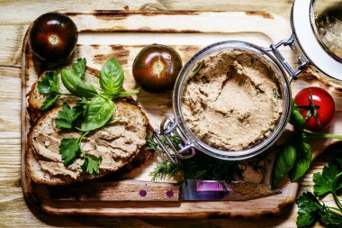 Ev yapımı karaciğer pate cam kavanozda