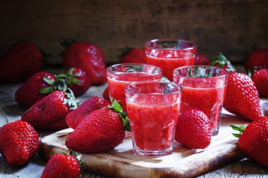 Taze sıkılmış çilek suyu