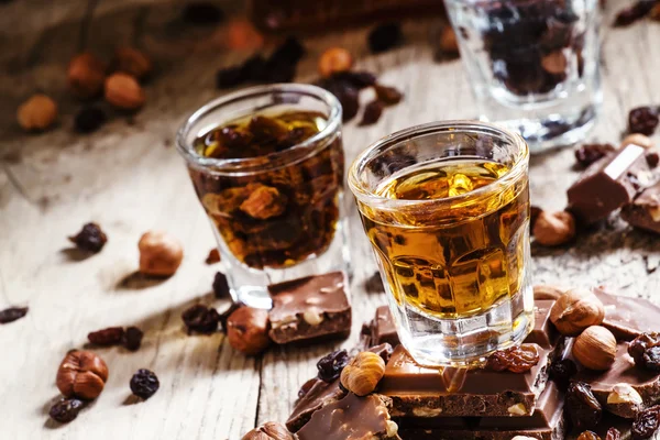 Brandy, chocolate com nozes e passas — Fotografia de Stock