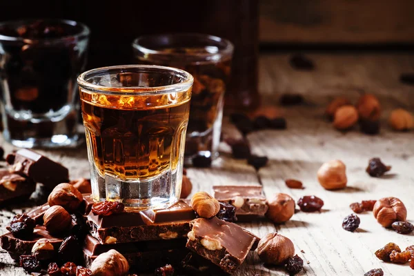 Brandy, čokoláda s ořechy a hrozinkami — Stock fotografie