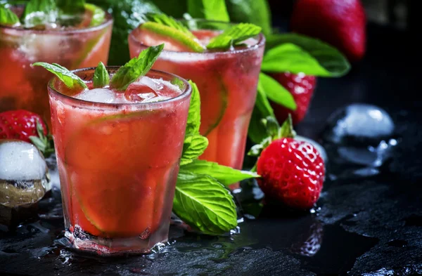 Alkoholowe cocktail mojito truskawka — Zdjęcie stockowe