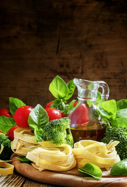 Ингредиенты для приготовления макарон феттучини — стоковое фото