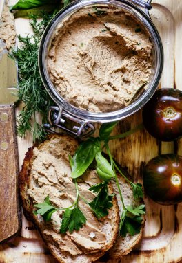 Ev yapımı karaciğer pate cam kavanozda