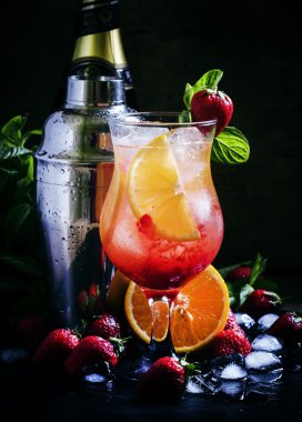 Köpüklü beyaz şarap ile ferahlatıcı içecek