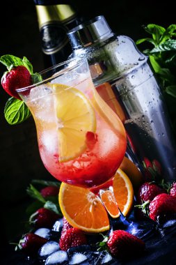 Köpüklü beyaz şarap ile ferahlatıcı içecek