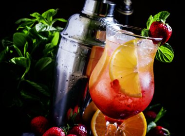 Köpüklü beyaz şarap ile ferahlatıcı içecek