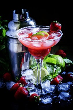 Alkollü kokteyl çilek ile