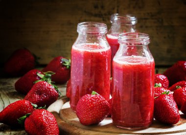 Cam şişelerde çilek smoothies