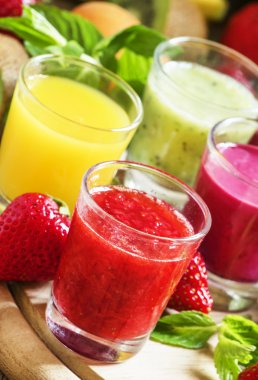 Renkli yaz meyve ve meyve suları ve gözlük smoothies