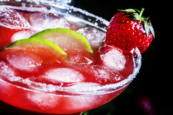 Alcoholic cocktail with strawberry — Stock Photo, Image