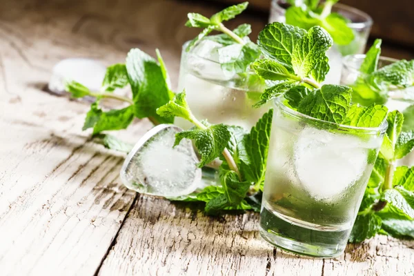 Grüner Minztee mit Eis im Glas — Stockfoto