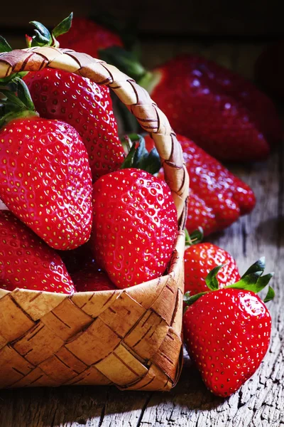 Reife Erdbeeren im Weidenkorb — Stockfoto