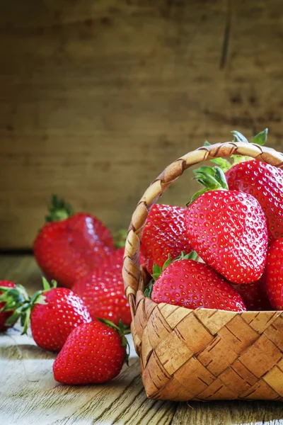 成熟的草莓在柳条篮 — 图库照片