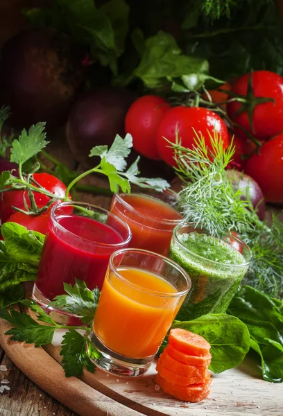 Jugo de verduras en vasos — Foto de Stock