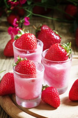 Çilek ile pembe granita