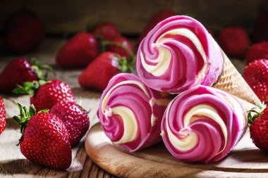 Bir gözleme koni çizgili pembe dondurma