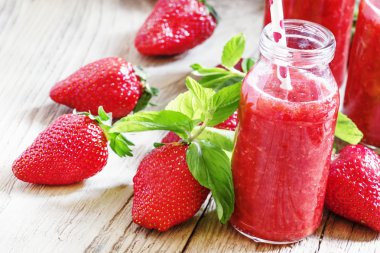 Tatlı çilek şeker ile kokteyl