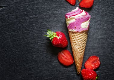 Pembe dondurma waffle koni taze çilek ile