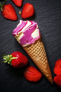 Pembe dondurma waffle koni taze çilek ile