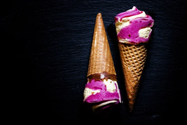 Sorvete de morango e baunilha em um cone de waffle — Fotografia de Stock