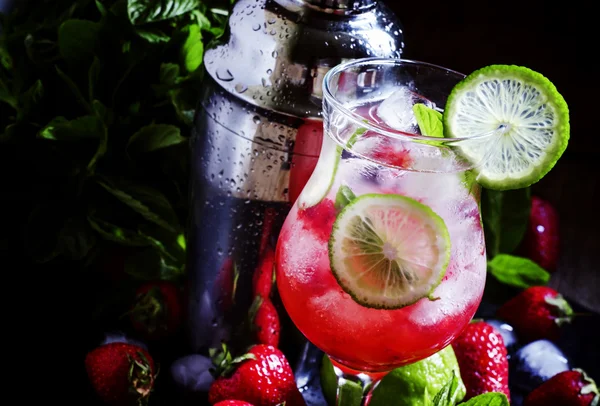 Erdbeer-Limonade mit Limette — Stockfoto