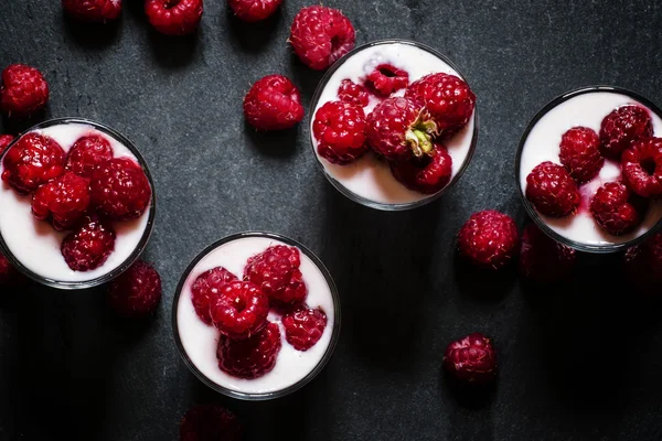 Йогурт з малиною, темний фон — стокове фото
