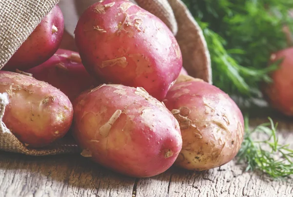 Roze aardappel in een doek zak — Stockfoto