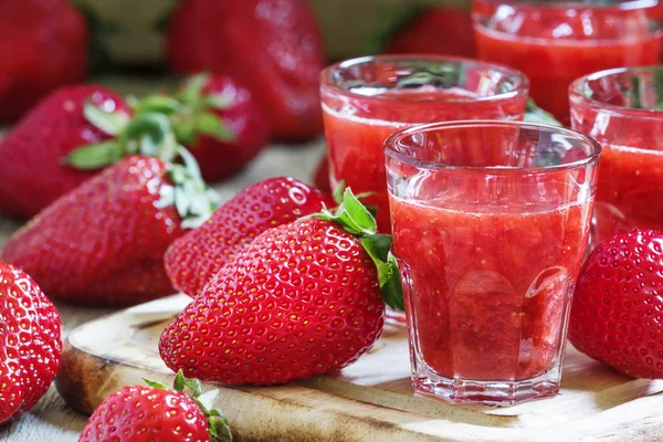 Jugo de fresa en vasos —  Fotos de Stock