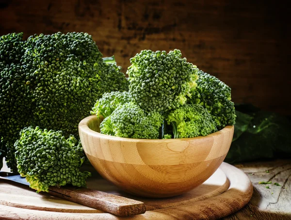 Chunks of broccoli in a wooden bowl — Stock Photo, Image