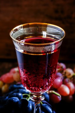 Cam, mavi ve pembe üzüm kırmızı köpüklü şarap 