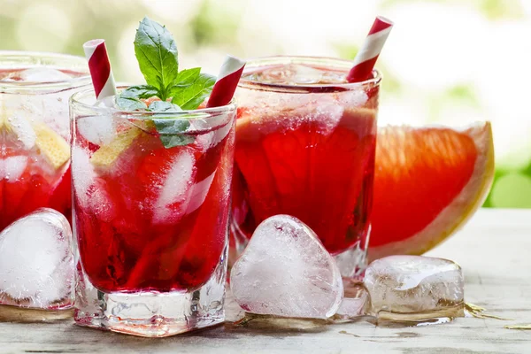 Rode cocktail met grapefruit — Stockfoto
