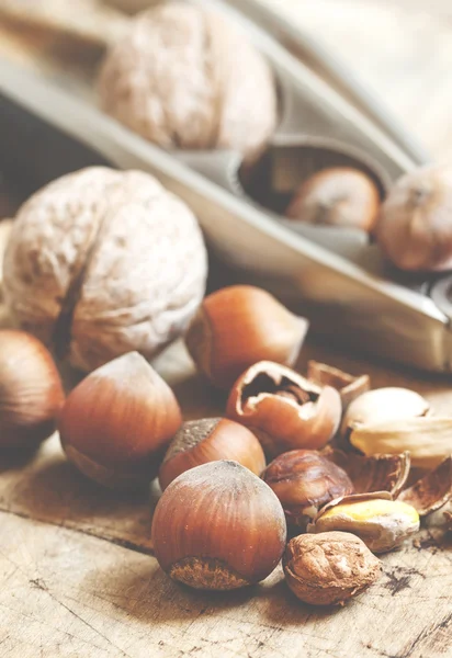 Nasekané vlašské ořechy, lískové ořechy a pistácie — Stock fotografie