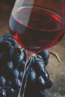 kırmızı şarap ve kara üzüm