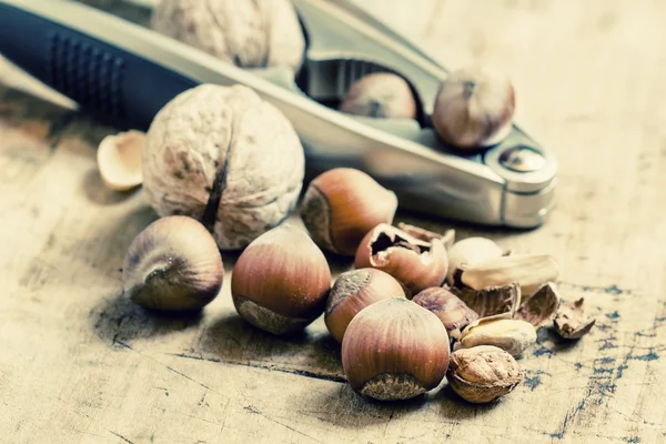 Нарезанные грецкие орехи, фундук и фисташки — стоковое фото