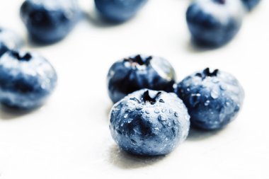 Beyaz arka planda taze olgun yaban mersini.