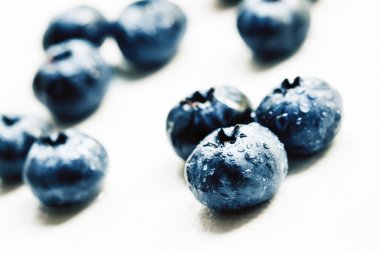 Beyaz arka planda taze olgun yaban mersini.