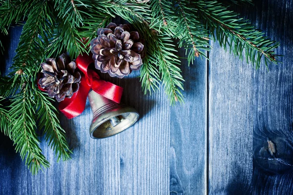 Χριστούγεννα φόντο με ένα χάλκινο κουδούνι — Φωτογραφία Αρχείου