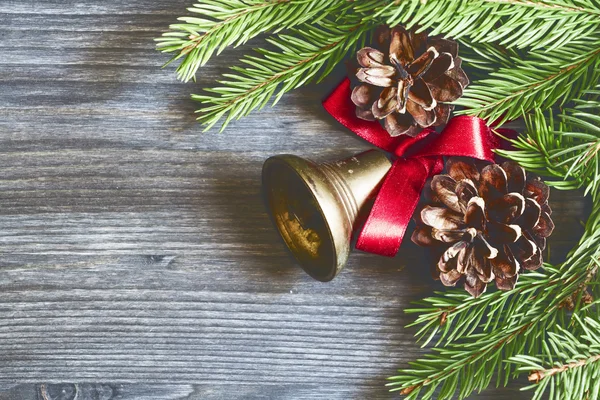 Fundo de Natal com um sino de bronze — Fotografia de Stock