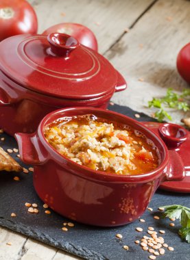 Kırmızı mercimek ve kıyma ile domates çorbası 