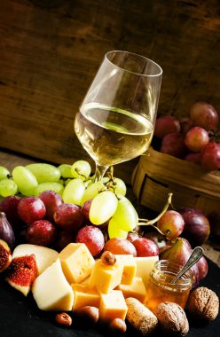 Beyaz şarap, peynir, incir, fındık ve üzüm
