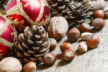 Kırmızı ve altın Noel topları ile Noel dekorasyon